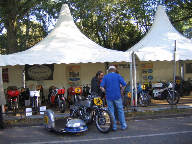 Hamburger Stadtparkrennen 2007
Artgerechte Unterbringung im Stadtpark realisiert durch den Hamburger Motorsport Club,wir brauchten die Zelte zum Glück nur als Sonnenschutz.
