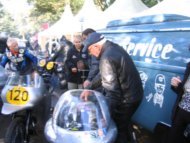 Hamburger Stadtparkrennen 2007
Re.Wolfgang Brand Hannover ehemaliger NSU Werksfahrer.Als einer der einzigsten bei dieser Veranstaltung war er auch beim Original Stadtparkrennen Ende der 40er schon am Start und auf dem Podium  auf NSU Eigenbau mit Rudge Zylinderkopf.
