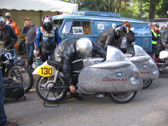 Hamburger Stadtparkrennen 2007
Fahrerlager mit einem Flair ohne gleichen.Der Älteste Club in Deutschland(Hamburger Motorsportclub) kümmerte sich vorbildlich um die Motorradfahrer bei dieser Autolastigen Veranstaltung.Vorstart der erfolgreichsten 250er der 50er Jahre NSU Sportmax.
