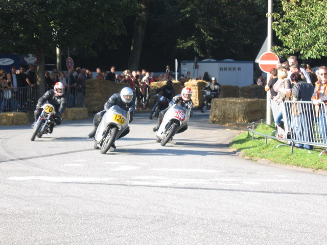 Hamburger Stadtparkrennen 2007
NSU !!! Innen der mehrfache Holländische Meister und GP Fahrer Jan Kostwinder Holland,der die Max von Mike Hailwood besitzt.Außen wie sie so mancher Privatfahrer noch in den 60ern gefahren hat,als man nur noch mittels leichterem Rohrrahmen einigermaßen mitfahren konnte nachdem der motor 10 Jahre nach seiner Geburt ausgereizt war.In der Mitte die Rennmax Werksmaschine von 1954 die natürlich nicht mehr alles hergeben muß,und höchstens noch zu 80% belastet wird.
