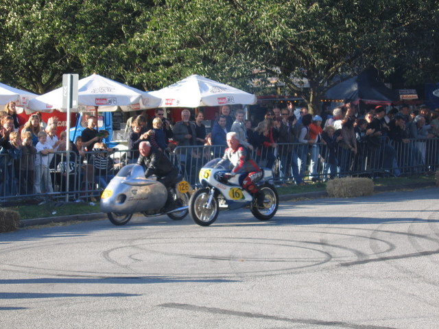 Hamburger Stadtparkrennen 2007
Rechts :Hans Scheufenz auf der Ex Ernst Hiller König umgebaut mit Nico Bakker Rahmen,und Wolfgang Brand auf der Helmlosen Ehrenrunde.So manche junge Zuschauerinnen und Zuschauer waren erstaunt über die" Ü 70 Fahrer" vor allem dem schnellen Ernst Hiller Jahrgang 1928,oder die etwas jüngeren Lothar John, Jim Redman, und W.Brand als sie ohne Helm in langsamer Fahrt die Strecke umrundeten.
