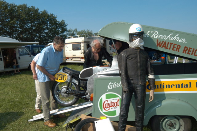 Werdegang eines 3 fachen Deutschen Meisters 1960,1963,1964 Heiner Butz Aspisheim Heute

2005 German TT Sonderlauf 50 Jahre H..P.Müller Weltmeister auf SPORTMAX:
Links Heinz Herz,hinter der Sportmax Mitte Heiner Butz:
Heiner als 70 Jähriger in seiner Lederkombi von 1960 in Schleiz, wo er und dieser Anhänger und die Sportmax seines Kumpels Walter Reichert wieder an alter Stätte aufeinandertrafen.
