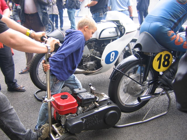 Spa 2007 Team Classic Motorcycles
Junior Schneider muß noch ein paar Brote essen bis er den FOXLEY alleine bei der 500er bedienen kann....
