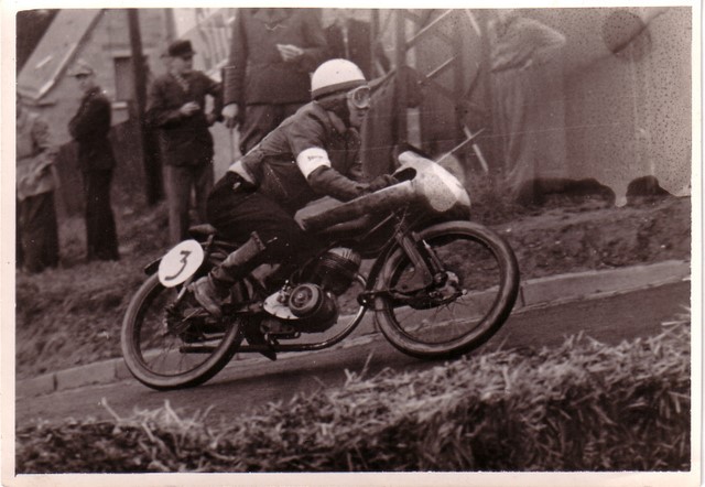 Werdegang eines 3 fachen Deutschen Meisters 1960,1963,1964 Heiner Butz Aspisheim
Amateur Strassenrennen,zwar gab es mal die Fox vom Werk als Nachwuchsmaschine,aber Heiner modifizierte dafür seinen zivilen fahrbaren Untersatz.
