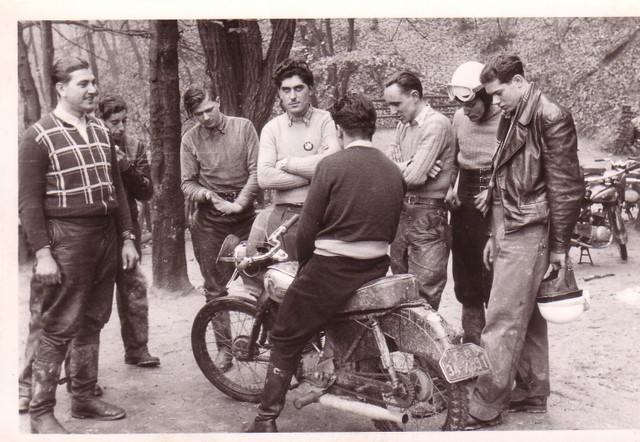 Werdegang eines 3 fachen Deutschen Meisters 1960,1963,1964 Heiner Butz Aspisheim
Das Föxchen ist noch zugelassen, zeigt aber schon erste Rennmäßige Verbesserungen.Heiner- Spezial Federbeine,Rennheck aus Alu wie die Werksmaschinen von 1953,und Rennbank Marke Eigenbau.Stolz trägt einer seiner Kameraden wie einst Schorsch Meier das BMW Emblem auf seiner Brust.Ob auch er einmal zu Meister Ehren gekommen ist weiss man nicht.
