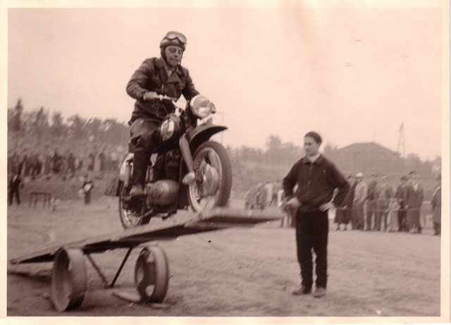 Werdegang eines 3 fachen Deutschen Meisters 1960,1963,1964 Heiner Butz Aspisheim
Hier hat er nun eine Serienmäßige Max mit 250ccm, mit der die Leute zur damaligen Zeit normalerweise zur Arbeit,oder in die Ferien fahren.Heiner nimmt an Amateursportveranstaltungen teil, nachdem ihm das 98er Föxchen zu langsam geworden ist.Dies ist nicht wie man meinen sollte eine Supermax,die Alu Federbeine einer echten Renn/Sportmax hinten hat Heiner im Werk aufgetrieben und selbst montiert.
