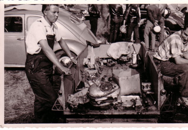 Werdegang eines 3 fachen Deutschen Meisters 1960,1963,1964 Heiner Butz Aspisheim
Ausweiszeit 1958 ,NSU Max von Heiner Butz : Shit happens,der frisierte Serienmotor muß auch schon mal an der Strecke seziert werden.
