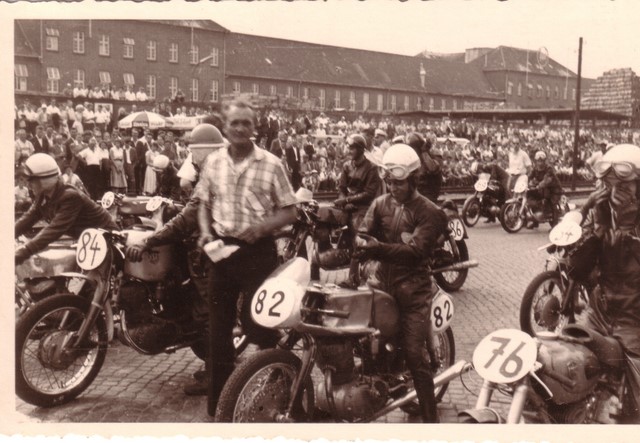 Werdegang eines 3 fachen Deutschen Meisters 1960,1963,1964 Heiner Butz Aspisheim
 1959 erstes Nationales Lizenzjahr,Vizemeister auf selbstgebauter NSU.Hier ist die Max schon weit fortgeschritten,an die ehemalige Serienmaschine kann immer mehr Werksmaterial von der seltenen "Echten" Sportmax gebaut werden.Hier sieht man die leichte Werksgabel und die Magnesium Bremse mit 250mm von der Rennmax.Den Tank baute Heiner in Vaters Schmiede selbst.Sicherlich bereitete es ihm mehr Arbeit die serienmäßigen 17 PS hoch zu treiben,als dem ADLER Fahrer neben ihm ( 2 takte 3 Teile )Die Zahnräder für eine Sportliche Getriebeabstufung wurde auf der Nachtschicht nebenbei im nahen OPEL Werk gefertigt.(Zahlungsmittel unbekannt,vielleicht ein Fäßchen Wein ?)
