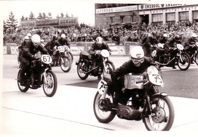 TEIL 2 :Werdegang eines 3 fachen Deutschen Meisters 1960,1963,1964 Heiner Butz Aspisheim
 Nürburgring 1958, Ausweisklasse  bis 350ccm Heiner Butz schiebt die einst unter Helmut Hallmeier zu Meisterehren gekommene 305er Version der Sportmax an. Die Maschine gehört dem ehemaligen Werksfahrer Walter Reichert,der bis zu seinem Sturz in Dieburg 1955 so manchen Doppelsieg mit seinen beiden Sportmäxen verbuchen konnte.Die Ausweisfahrer durften damals keinerlei Verkleidungen fahren.
