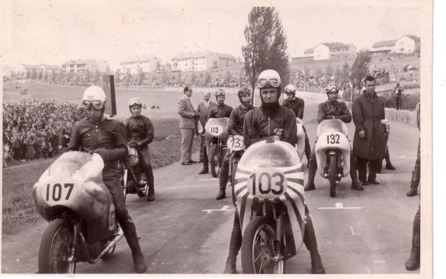 TEIL 2 :Werdegang eines 3 fachen Deutschen Meisters 1960,1963,1964 Heiner Butz Aspisheim
Nr 107 Heiner Butz .
Selbstgehämmerte Aluverkleidungen,nach FIM Regeln ab 1958 mit freiem Vorderrad.Mit der Nummer 103 Michael Schneider Augstburg,der duch Beziehungen(3 facher Weltmeister auf NSU Werner Haas) Sportmax Teile einzeln bekommen hat und genau wie Heiner Butz einen Eigenbau fuhr.
