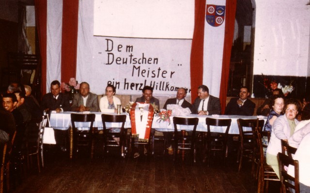 TEIL 2 :Werdegang eines 3 fachen Deutschen Meisters 1960,1963,1964 Heiner Butz Aspisheim
Geschafft der erste Deutsche Strassenmeister Titel in der 250ccm Klasse ist in der Tasche.Der kleine Ort Aspisheim bei Mainz am Rhein steht Kopf und bereitet Heiner einen Festlichen Empfang.
