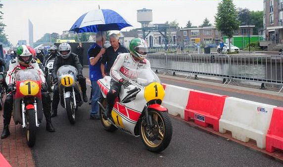 Waiting in the rain (City race Assen 2014)
