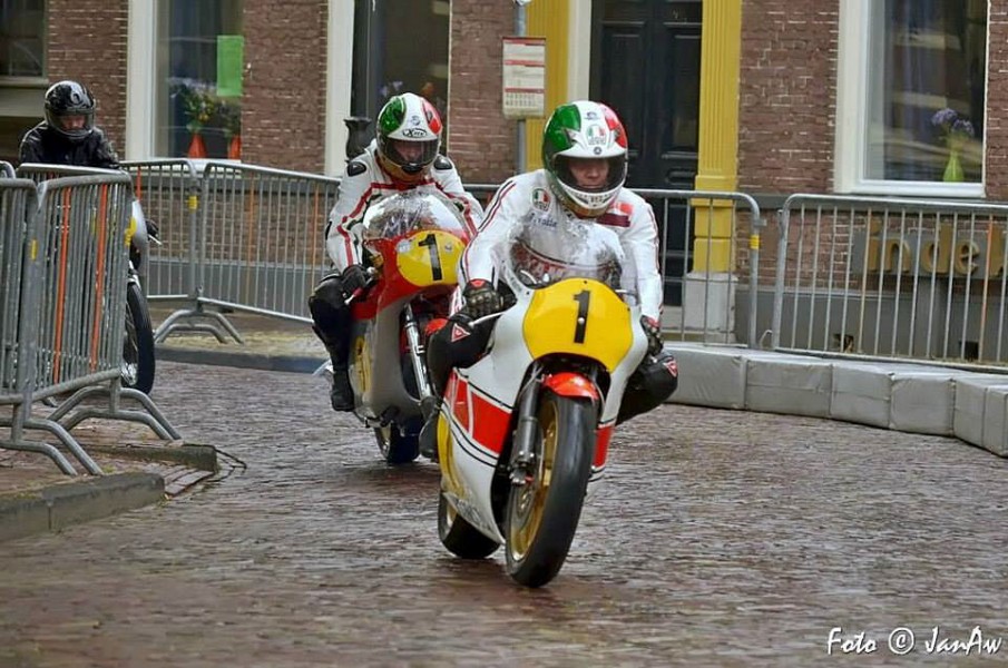 Agostini and Henk Stadman (Yamaha and MV Agusta) in the center of Assen 1014
