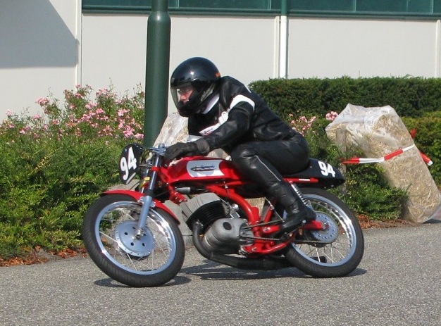 Aermacchi 125cc 1967 proto type replica
CRT 125cc Rennen Raamsdonkveer 09 2009
Schlüsselwörter: aermacchi aletta 125