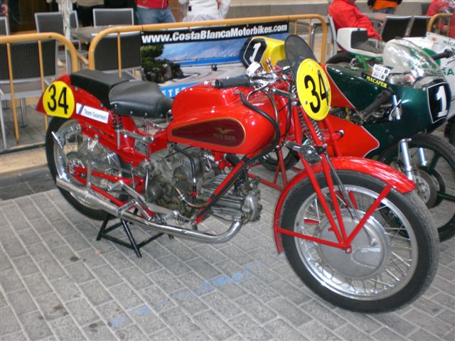 Moto Guzzi Dondolino, Bj. 1948, Besitzer Guido Guarnieri, Malaga
Originalrennmaschine mit der Juan Kutz 1949 spanischer Meister wurde
