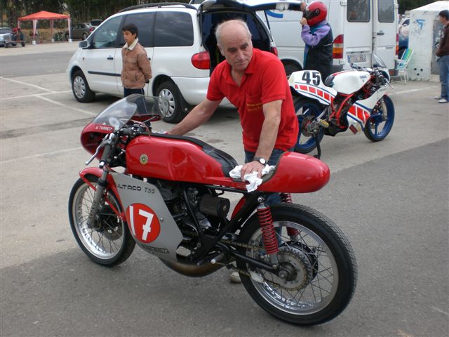 Bultaco TSS R(eplica) 350 cc
Besitzer Antonio Torres (Fahrer), 
Alfonso Torres (Mechaniker), Denia - Teilnehmer bei Classic Race Serie in Spanien

