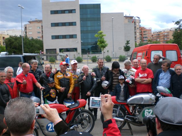 nach dem Rennen ist vor dem Essen
Von links nach rechts:
Salvador Canillas, Werksfahrer Bultaco (leider etwas schweren 
Unfall), Henk van Kessel, Paul Rutten (leidenschaftlicher Sammler aus Holland), Ramiro Blanco, Enrique Escuder sowie viele "namenlose", die das vielgerühmte Salz in der Suppe ausmachen.

