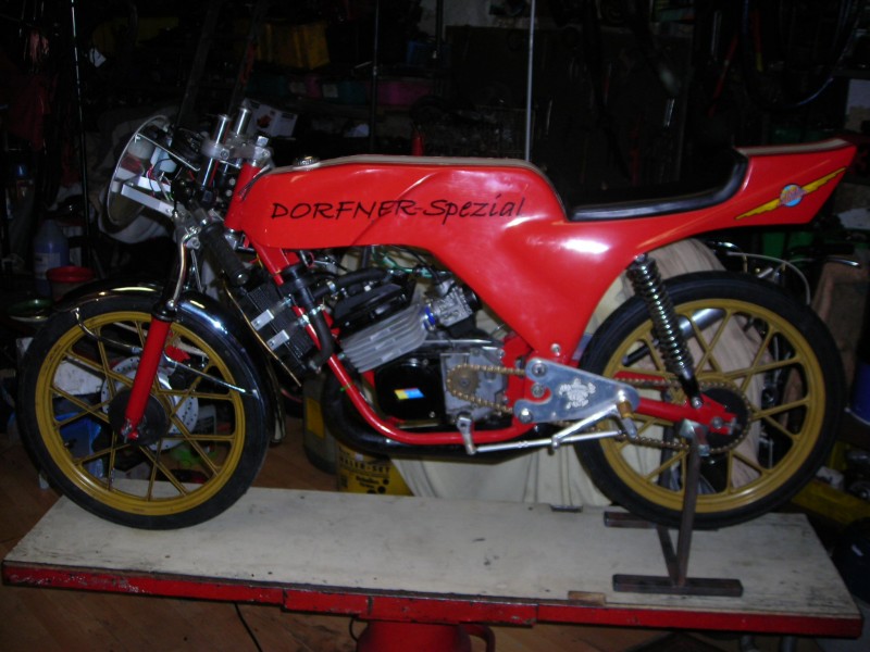 Dorfner-Spezial 50
Dorfner Spezial 80cc Kolbengesteuert(hier am Foto) oder 50cc Drehschiebergesteuert.Baujahr 1976.Neu restauriert bzw. aufgebaut für die Saison 2009.Wahlweise mit oder ohne Verkleidung(Bergrennen)
Fahrer: Andreas Gessl, Austria
