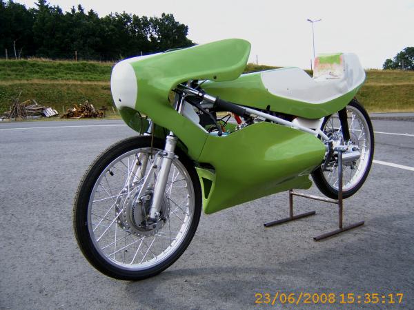 Simson Rennmaschine 50 ccm Eigenbau
Original Fahrwerk, Original Verkleidung !
