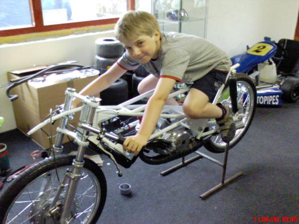 Simson Rennmaschine 50 ccm Eigenbau !
Das Erste Probesitzen von Junior !
