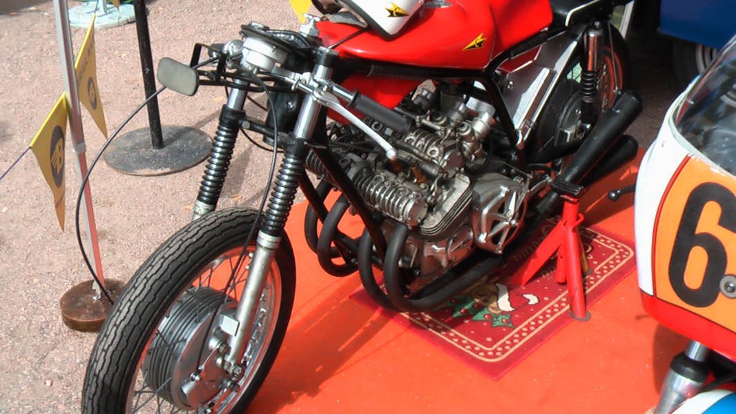 Vostok 350cc
russische Vostok 350cc 4 Zylinder bei den "Memories of Imatranajo" 2008
