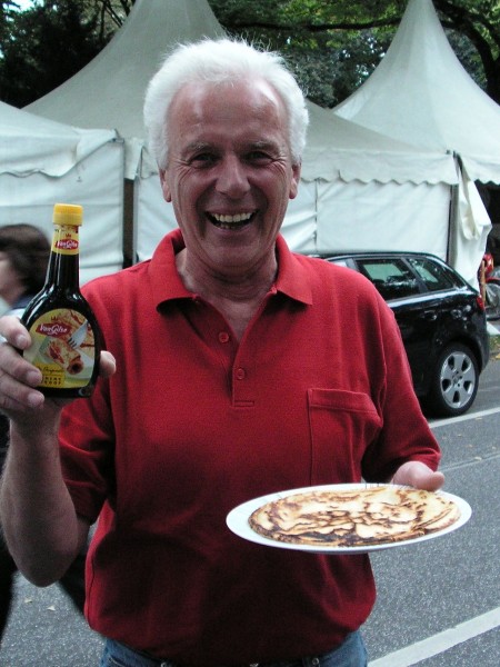 Herr Florinn am abend essen
