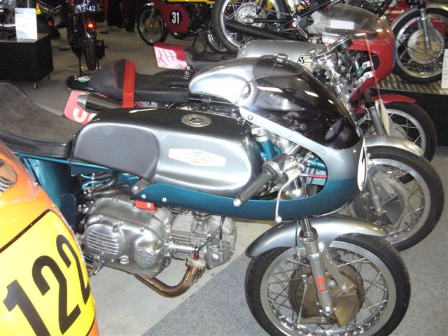 Aermacchi 
Aermacchi  met ducati desmo cilinderkop
