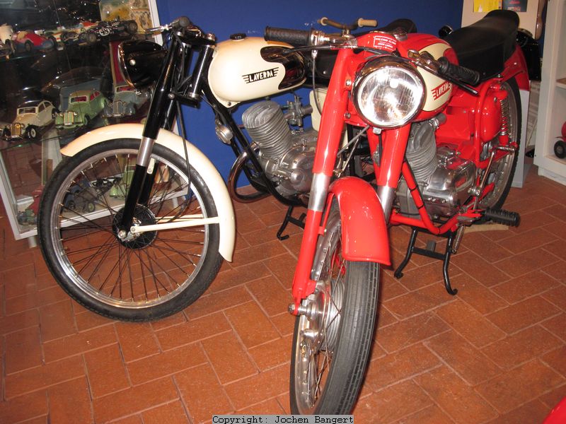 Laverda 75ccm Baujahr 1952 + Laverda 100 Baujahr 1956
Sonderausstellung im Boxenstop
Auto- und Spielzeugmuseum Tübingen
