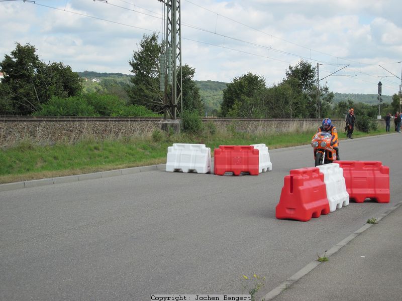 Piero Laverda mit seiner 1000 V6
Demonstrationsfahrten auf einem abgesperrten, 1,2 km langen
Rundkurs
