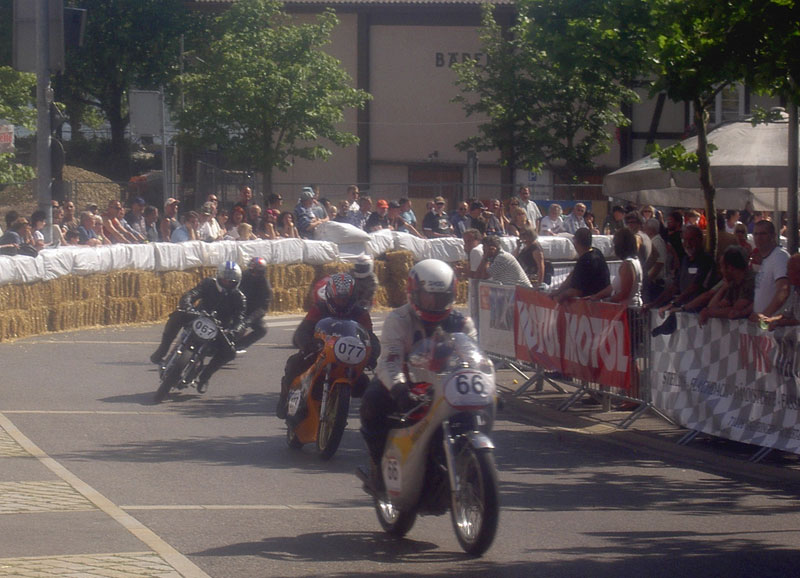 K.H. Baumeister auf Honda Honda RC 173 Replica und Robert Schmid mit seiner Noki Yamaha TZ 350

