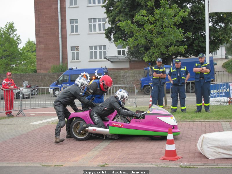 Beifahrerwechsel, Bulli steigt ins Boot
