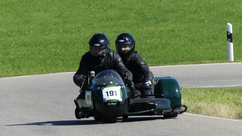 Ulrich und Bettina Mayer, Suzuki Kneeler
