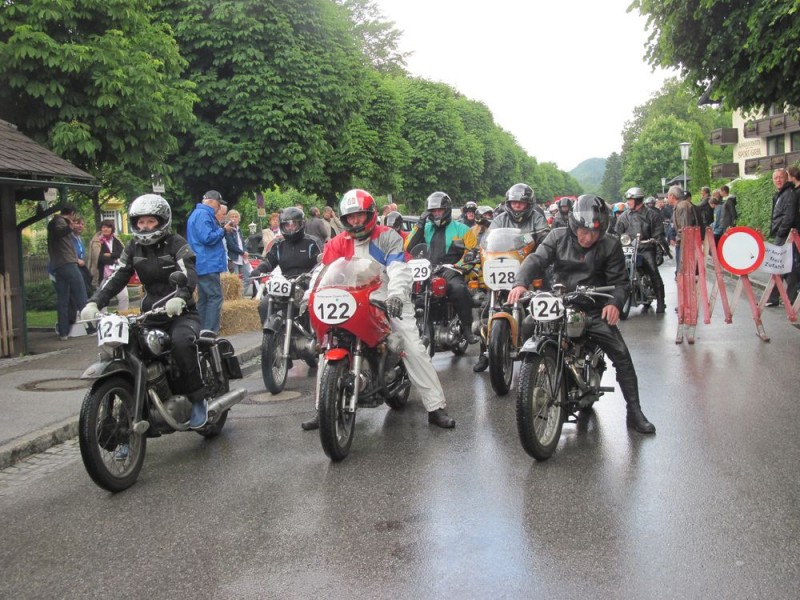 Vorstart Motorräder im Regen
