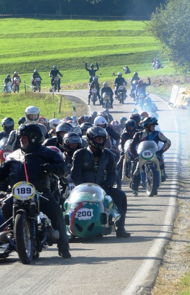 die Straße vom Berg runter ist voll
