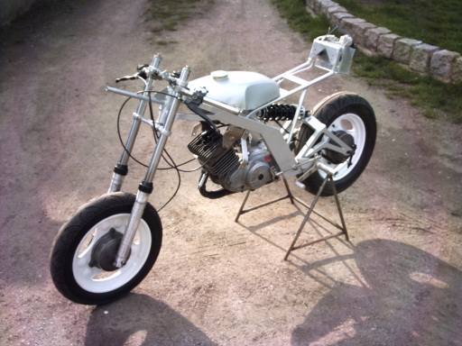 Simson Minibike
Mein Simson Minibike über dem Zusammenbau
Schlüsselwörter: Simson, Mini, bike, Nico, Müller, Simme
