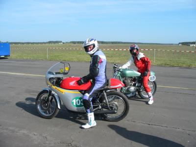 Rothenburg 07 Einstellfahrten
Auf diesem Foto könnt ihr meinen Vater mit seiner Honda 250 sehen und mich mit der MZ im Hintergrund.  
Schlüsselwörter: Honda, MZ, Nico, Müller, Frieder, Oertel, RC, 250, 150, TS