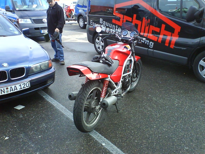 Honda CB 450 S Fahrerlager Nürburgring
Hier steht meine kleine nach einem Turn auf der NBR GP-Strecke vom MSC Porz.
