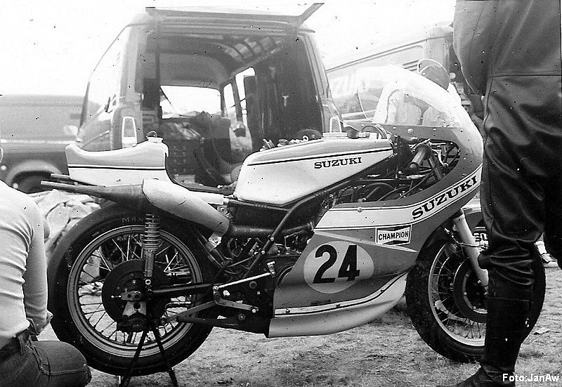 Suzuki RG500ccm XR14 Factory
Guido Mandracci 18e Dutch TT Assen 1974
One of the first ones with up and down shocks
