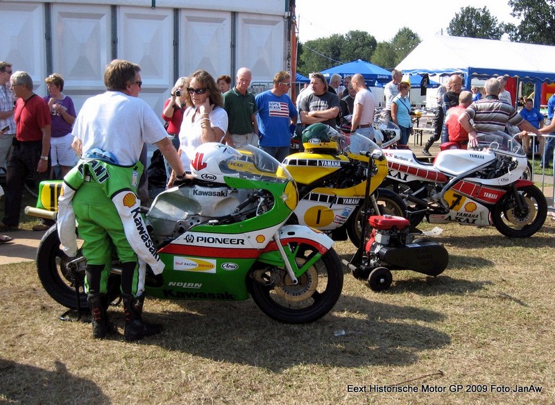 Eext (NL) historische GP 2009
Kawasaki KR500 (Mick Grant)_Yamaha OW48-500_ex Kenny Roberts Sr.(Theo Bult)_Yamaha OW53-500_ex Barry Sheene(Marcel Ankone)
