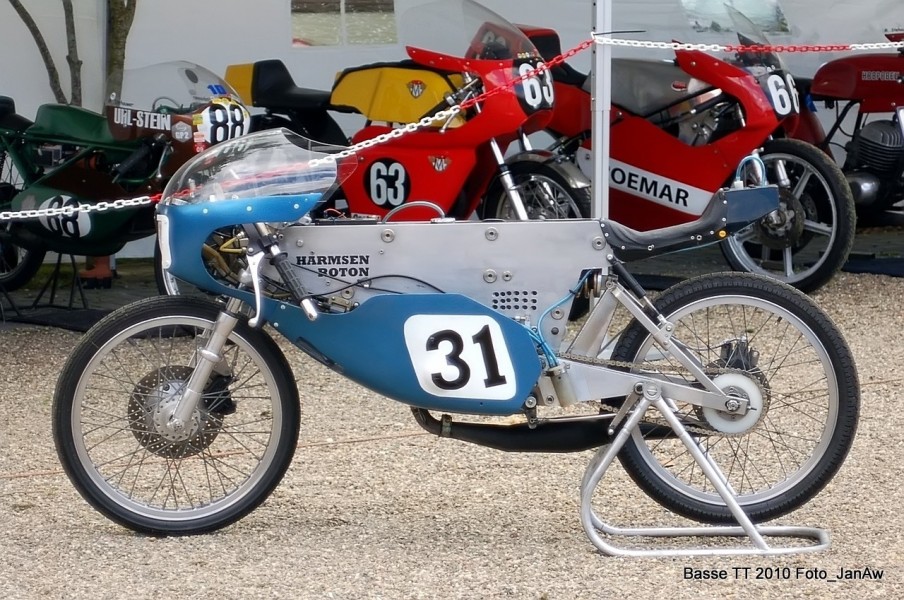 Harmsen_Roton_Aad Wijsman_Basse Classic TT (NL)
Harmsen Roton 50cc 1969 Frame Nr.HR001
Frame: Carl Harmsen Motor: Ton Daleman
