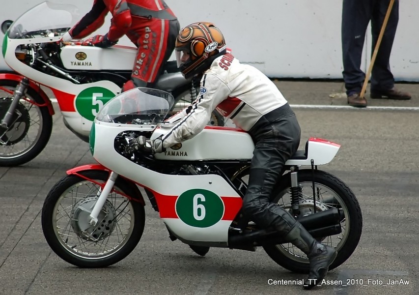 Centennial Classic TT 2010 Assen
Jos Schurgers Yamaha RD56F 4 Cylinder 250
