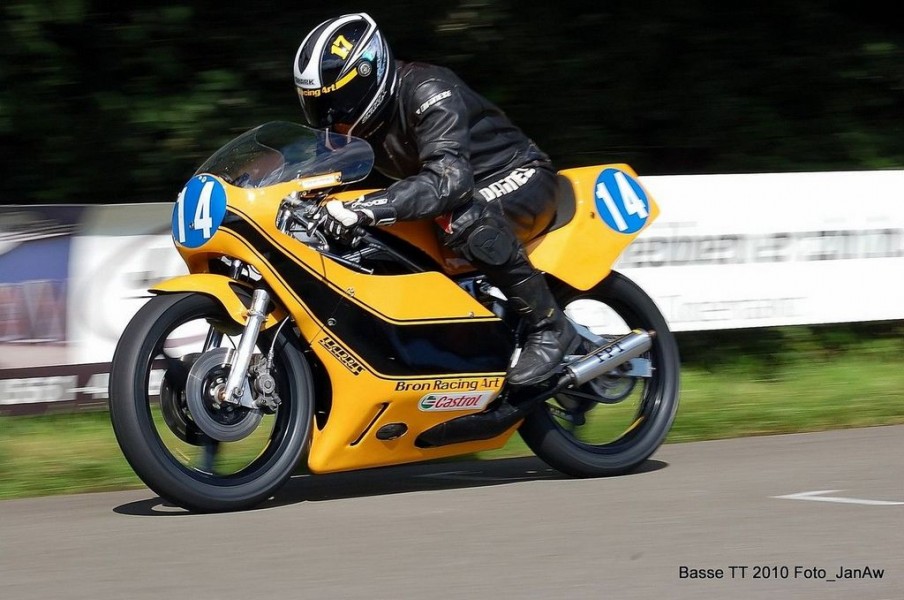 Harris Yamaha TZ350 1985 Kampioens motor Rob Bron
Eddy Bron  (zoon Rob Bron)Basse TT (NL) 2010
