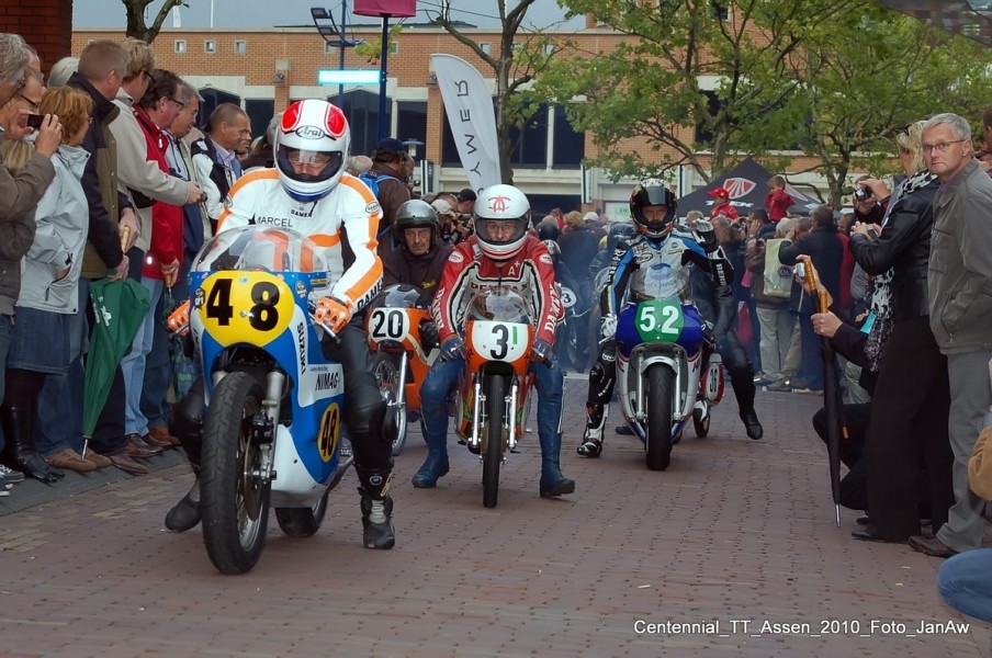 Centennial Classic TT Assen 2010
Vanaf centrum Assen naar het Circuit
Ankone_v.Kessel_Keen_v.d Goorbergh
