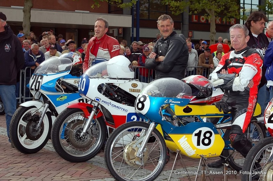 Centennial Classic TT 2010 Assen
Hubert Ramaekers Suzuki TR750_Rolf Blatter Yamaha TZ350_Lars Persson Monark
