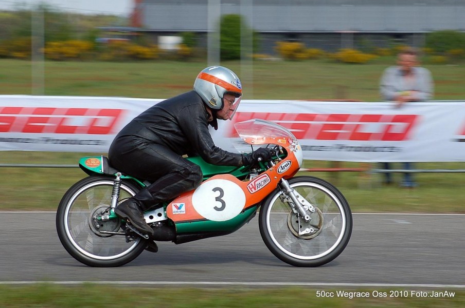 Cees van Dongen (1932) 50cc Classic European Cup Oss 23 mei 2010 (78 Jr.)R.I.P (1932-23-12-2011)
1e wegrace 1953 op een Victoria FM38L
GP zeges 1 Spanje 1969 op Suzuki
3e in WK , 4 GP Podiums , 14 x nederlands Kampioen

