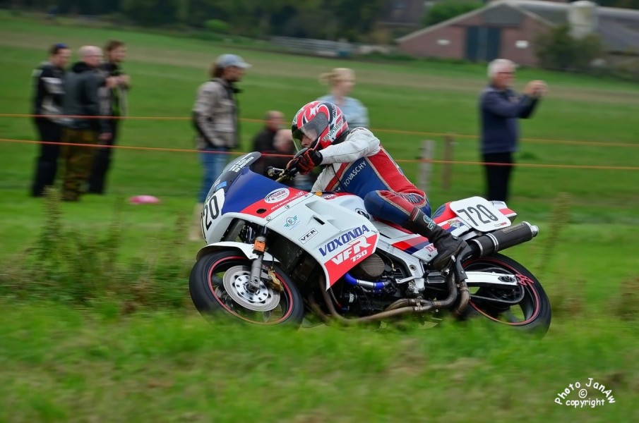 Tonnie van Scheindel Voxonda VFR 750
Luttenbergring (Raalte) 2020
