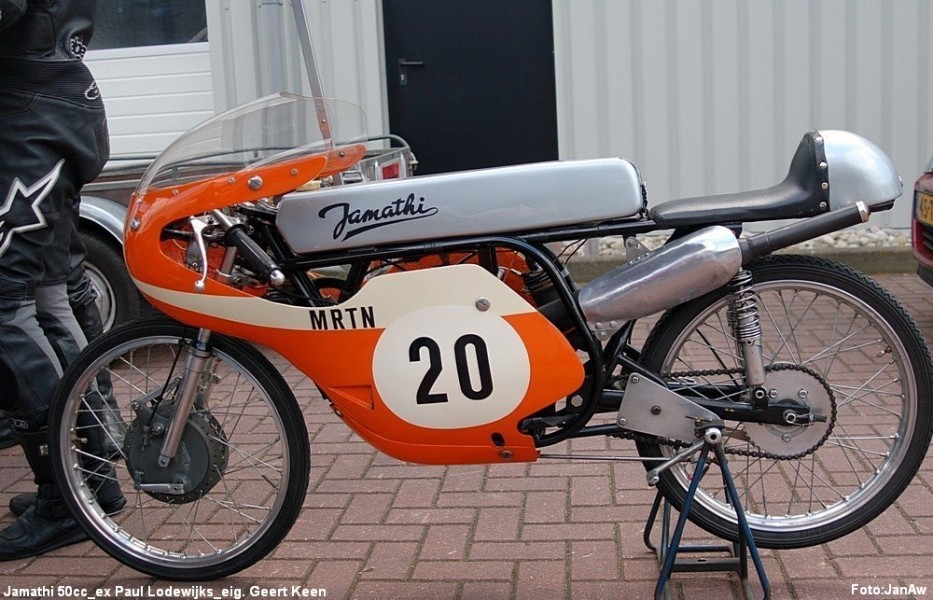 Jamathi 50ccm 1968_www.jamathi.nl
Orginele 50cc Jamathi gebouwt door Jan Thiel en Martin Mijwaart.
Paul Lodewijks heeft met deze Jamathi de Dutch TT van 1968 gewonnen.
De huidige eigenaar , Geert Keen , rijdt er regelmatig demo,s mee
