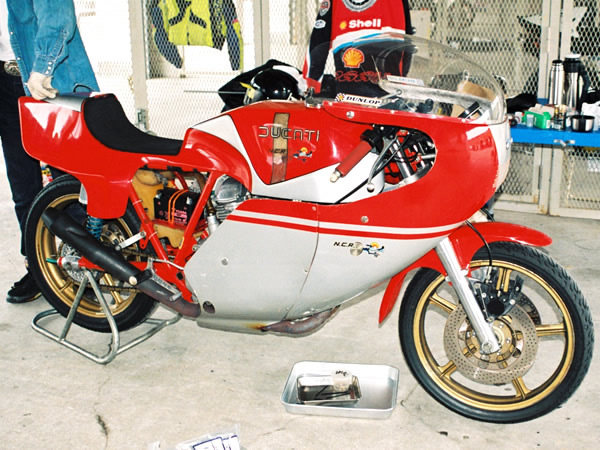 1978 NCR DM860 088974
More at http://www.collezione-giappone.com/cgg/bike/index.html

Schlüsselwörter: NCR DUCATI BEVEL TWIN ITALIAN HISTORIC RACER DESMO