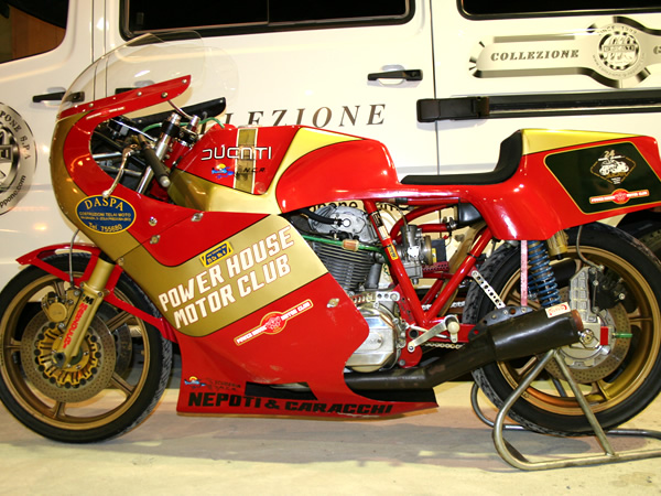 1980 NCR 860 DM860 802619
May P/X ex Casey Stoner ridden Ducati race bike
More at http://www.collezione-giappone.com/cgg/bike/index.html
Schlüsselwörter: NCR DESMO DUCATI BEVEL TWIN COLLEZIONE GIAPPONE 1980 ENDURANCE RACING