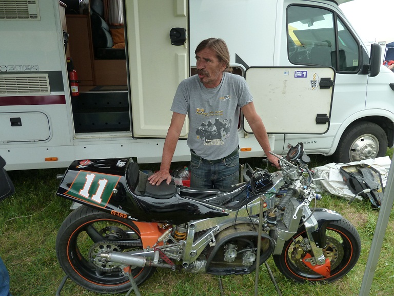 Michael Wild und seine FIOR Rotax 250...besonders interessant die vordere Federung...
